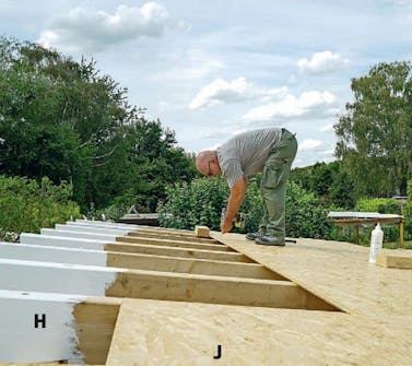 Isolert anneks: Plater på isolert anneks skrus fast Isolert anneks: Plater på isolert anneks skrus fast når de er limt sammen
